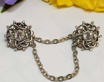 Pinza para suéter celta con diamantes de imitación: Pin plateado para el cuello del cárdigan