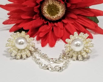 Clip para suéter con flor de perla y diamantes de imitación: protector de cuello de cárdigan plateado