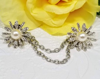 Clip para suéter con perlas y flores de diamantes de imitación: protector de cuello de cárdigan plateado