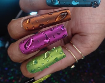 Inundadas de color: Uñas postizas multicolor cromadas con efecto de gota de agua en 3D (10 unidades)