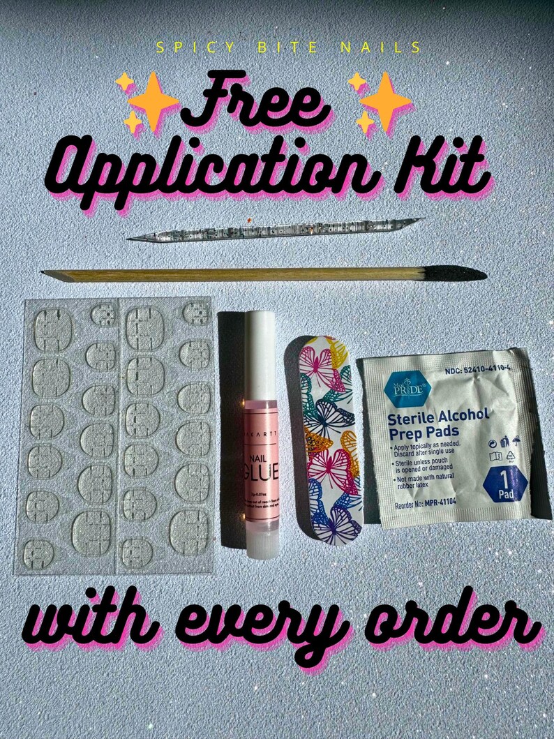 Op de afbeelding: Gratis applicatieset voor press-on nagels. De set bevat een flesje nagellijm, een vijl, een pakje alcohol prep pads en een vel met plakstrips. De set wordt bij elke bestelling meegeleverd.