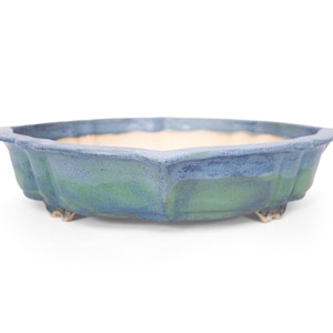 Op de afbeelding: Een blauwe en groene geglazuurde keramische bonsai pot met een gegolfde rand en drie kleine voetjes.