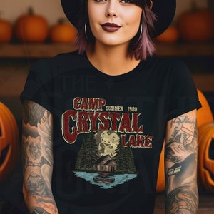 Halloween Horror Shirt – Camp Crystal Lake 1980 Tee, Retro Cabin Graphic Top, Jason Inspired T-Shirt – Friday the 13th Gift, Slasher Fan Tee