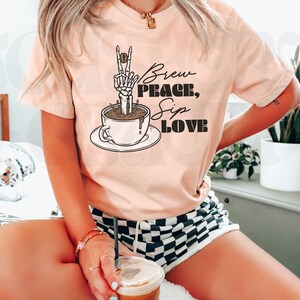 Hippie Skeleton Coffee T-shirt: Brew Peace, Sip Love - Funny Cafeïne Graphic T-shirt