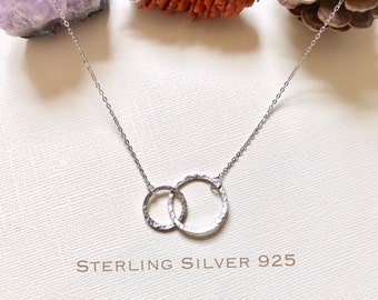 Collar de doble círculo de plata esterlina, Collar de círculo entrelazado, Collar entrelazado, Regalos de madre, Collar de anillo entrelazado, Pareja