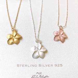 ¡Oferta! Collar de plumeria de plata de ley, collar de plumeria, collar hawaiano, joyería de plumeria, collar de flores, regalo para damas de honor, pluma dorada