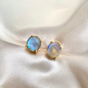 Peut inclure: Une paire de boucles d'oreilles en or avec des pierres précieuses ovales en labradorite bleu irisé.