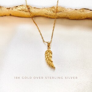 K&ouml;nnte beinhalten: Eine goldene Kettenkette mit einem goldenen Engelsfl&uuml;gel-Anh&auml;nger. 18 Karat Gold &uuml;ber Sterlingsilber.