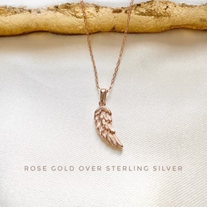 K&ouml;nnte beinhalten: Eine Halskette aus Sterlingsilber mit Ros&eacute;gold-Vergoldung und einem zarten Engelsfl&uuml;gel-Anh&auml;nger.
