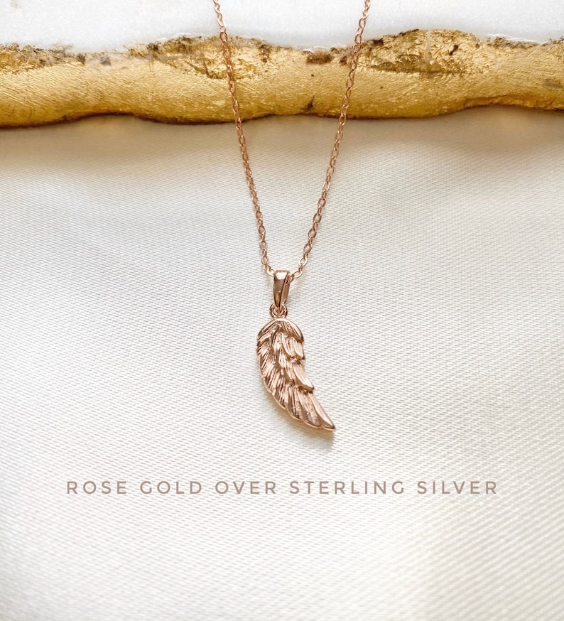 K&ouml;nnte beinhalten: Eine Halskette aus Sterlingsilber mit Ros&eacute;gold-Vergoldung und einem zarten Engelsfl&uuml;gel-Anh&auml;nger.