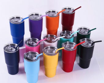 Paquete de 25 vasos MakerFlo de 887 ml (30 oz) con recubrimiento en polvo y tapa a prueba de fugas. El asa se vende por separado. Ideales para grabado láser, resina epoxi UV DTF y manualidades con vinilo.