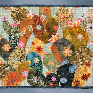 Peut inclure: Une courtepointe colorée en patchwork avec un motif de cactus aux motifs floraux variés. La courtepointe est composée de différents tissus et textures, créant une pièce unique et accrocheuse.