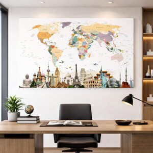 Peut inclure: Une grande impression murale rectangulaire présentant une carte du monde colorée avec divers pays aux tons pastel. Sous la carte, une illustration détaillée affiche des monuments mondiaux emblématiques dont la tour Eiffel et le Colisée.