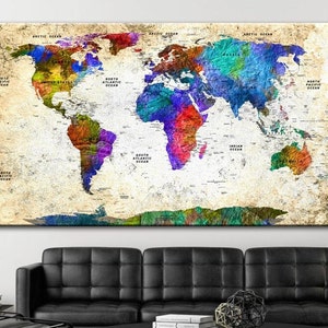 Push pin wereldkaart kunst aan de muur kleurrijke kaart print met meerdere panelen op beige achtergrond origineel hangend decor voor indie kamer