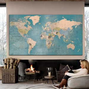 Peut inclure: Une grande carte du monde rectangulaire avec un aspect vintage et vieilli. La carte présente un fond bleu turquoise avec des continents beiges et des contours de pays. Elle est accrochée au-dessus d'une cheminée.