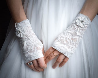 Lace fingerless gloves, ivory bridal wedding womens wrist warmers, WRW16-3LD