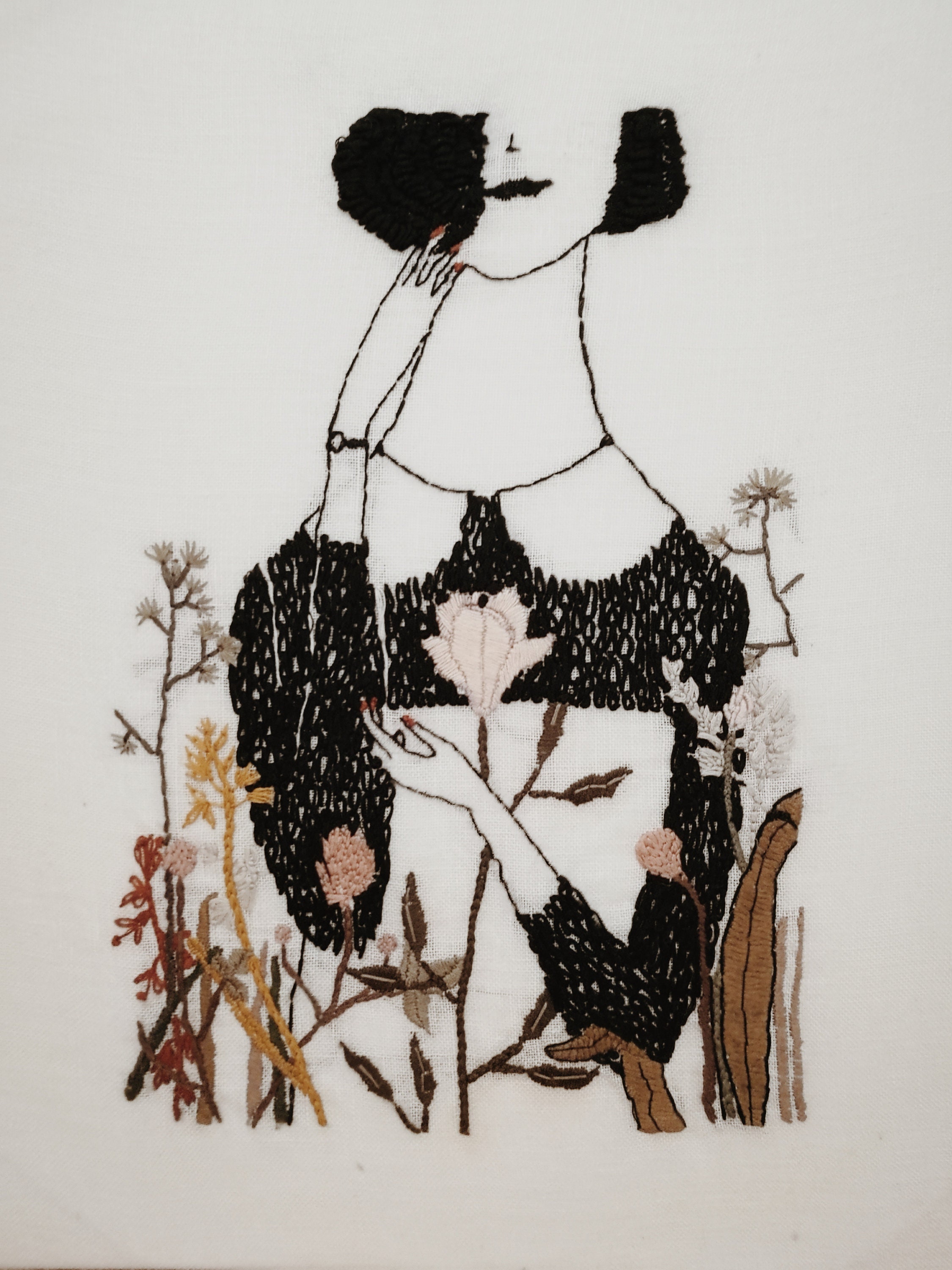 Broderie Contemporaine Décorative, Portrait Naïf et Poétique d'une Jeune Fille