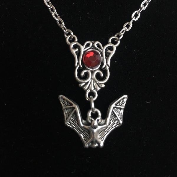 silberne Kette mit Fledermaus und rotem facettiertem Stein, gothic, Tanz der Vampire