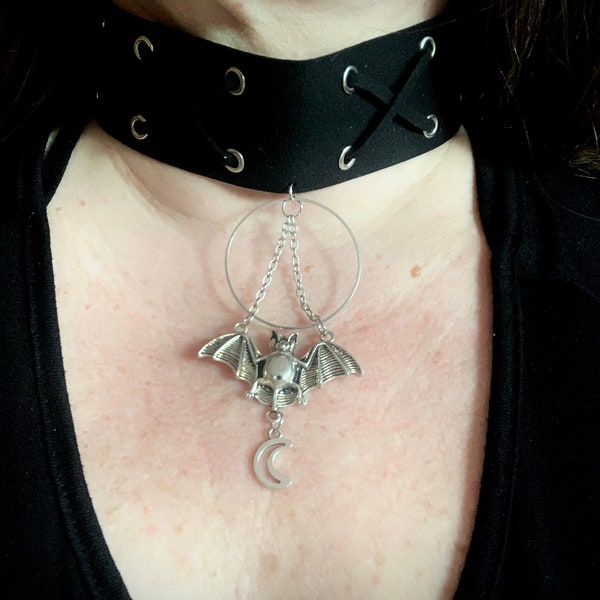 gothic schwarzer Choker Mond Fledermaus Ösen O-Ring Wicca pagan luna Schnürung