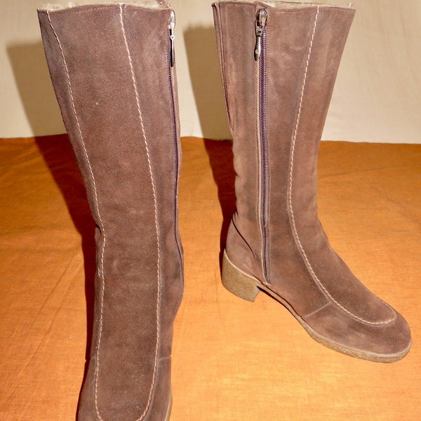 Dolly bird original Calf length suede with thick wool lining and rubber sole boots. Great condition, size 4