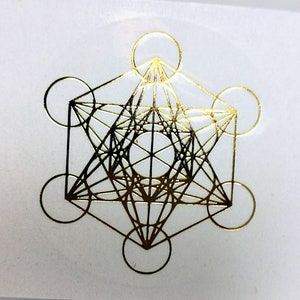 以下が含まれることがあります： 重なり合う円と線からなる複雑なパターンを持つ、金色の幾何学模様。このデザインは、神聖幾何学のシンボルを思わせる。