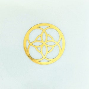 Peut inclure: Un charme en métal doré avec un design circulaire présentant un motif géométrique de cercles qui se chevauchent.