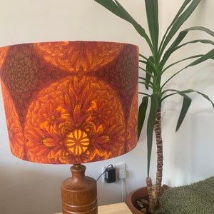 Vintage fabric retro drum lampshade in 60s 70s style, classic boho light shade / table lamp or ceiling lamp in red, orange and yellow – funky cool lampshade. Boho lampshade for table lamp. Retro 70s lampshade made with vintage 70s fabric. Handmade