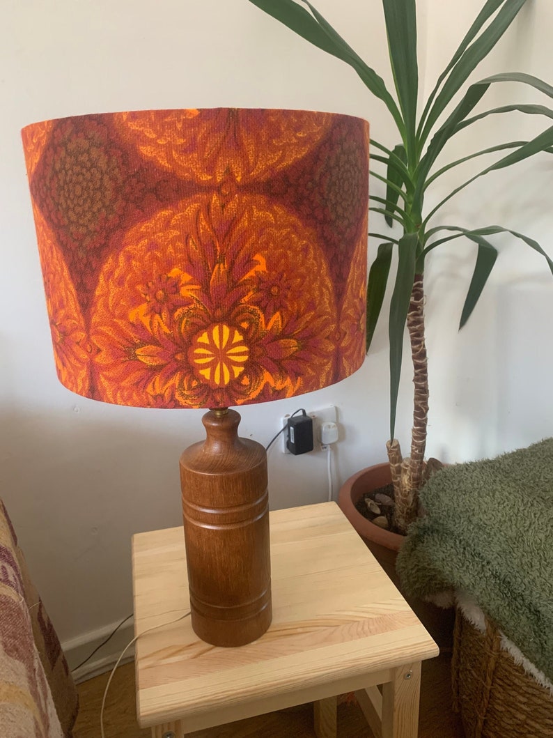 Vintage fabric retro drum lampshade in 60s 70s style, classic boho light shade / table lamp or ceiling lamp in red, orange and yellow – funky cool lampshade. Boho lampshade for table lamp. Retro 70s lampshade made with vintage 70s fabric. Handmade