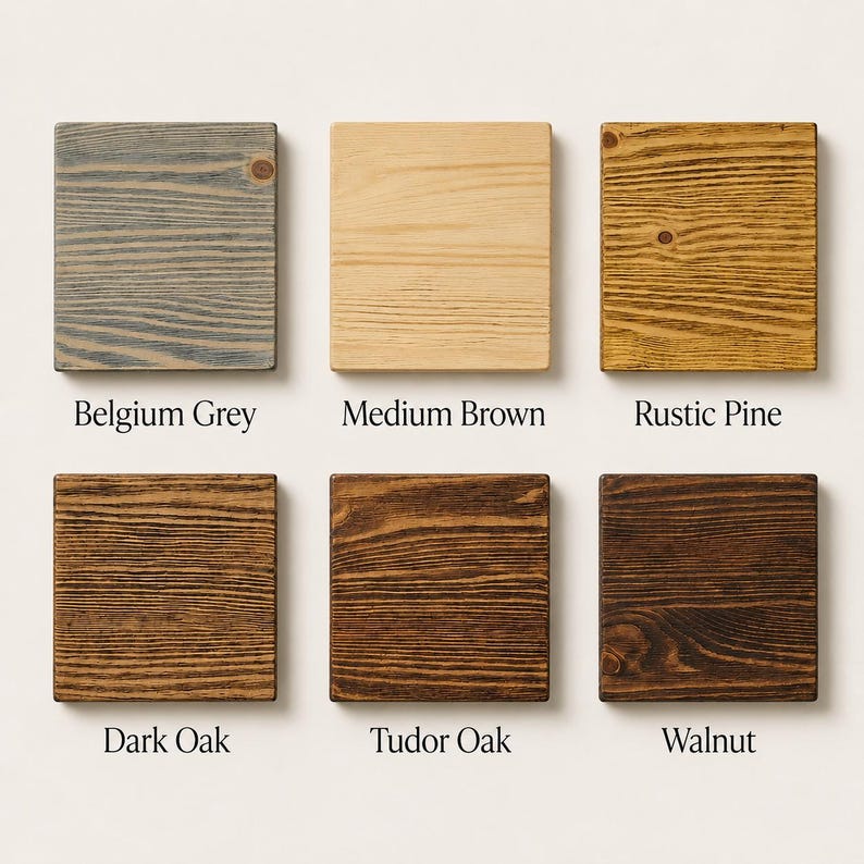 Pode incluir: Seis amostras de madeira quadradas dispostas em duas filas, exibindo v&aacute;rios acabamentos de tinta para madeira rotulados como Belgium Grey, Medium Brown, Rustic Pine, Dark Oak, Tudor Oak e Walnut. Cada amostra mostra padr&otilde;es de veios distintos.