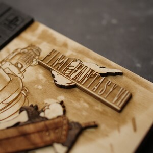 K&ouml;nnte beinhalten: Eine Holzkiste mit einem Laser-geschnittenen Bild eines Charakters aus Final Fantasy VII. Die Kiste ist mit "Final Fantasy VII" auf einer Holzplakette beschriftet.