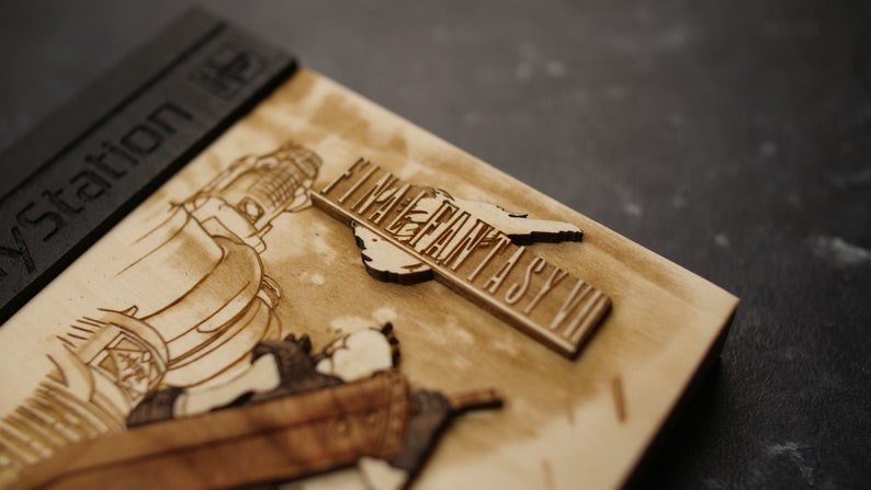 K&ouml;nnte beinhalten: Eine Holzkiste mit einem Laser-geschnittenen Bild eines Charakters aus Final Fantasy VII. Die Kiste ist mit "Final Fantasy VII" auf einer Holzplakette beschriftet.