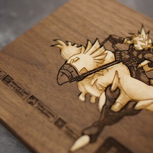 K&ouml;nnte beinhalten: Eine Holzkiste mit einem lasergravierten Bild eines Charakters, der ein vogelartiges Wesen reitet. Die Kiste hat eine braune Holzoptik und das Bild ist in Braunt&ouml;nen gehalten.