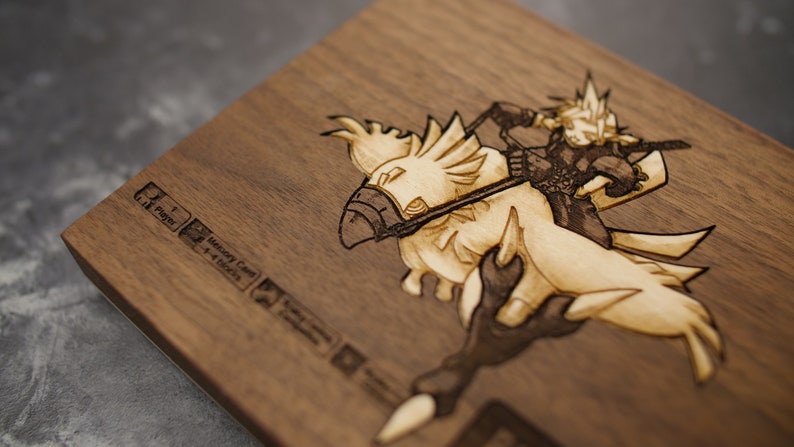 K&ouml;nnte beinhalten: Eine Holzkiste mit einem lasergravierten Bild eines Charakters, der ein vogelartiges Wesen reitet. Die Kiste hat eine braune Holzoptik und das Bild ist in Braunt&ouml;nen gehalten.