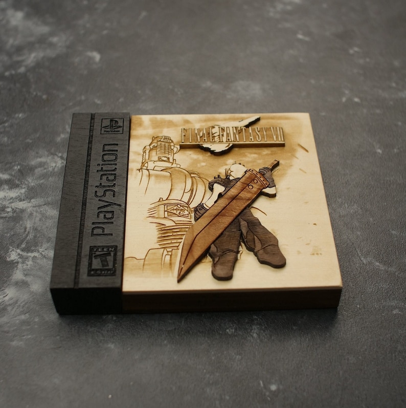 K&ouml;nnte beinhalten: Eine Holzkiste mit einem Laser-geschnittenen Design eines Charakters aus dem Videospiel Final Fantasy VII. Die Kiste ist braun und hat einen schwarzen R&uuml;cken mit dem PlayStation-Logo und dem Titel des Spiels.