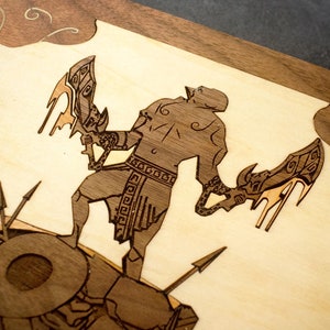 Pode incluir: Uma pe&ccedil;a de arte de parede de madeira com um design de corte a laser de um guerreiro segurando duas espadas. O guerreiro est&aacute; em p&eacute; em uma plataforma circular com pontas ao redor. O fundo &eacute; de madeira clara com uma borda de madeira escura e nuvens.