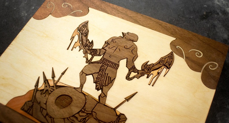Pode incluir: Uma pe&ccedil;a de arte de parede de madeira com um design de corte a laser de um guerreiro segurando duas espadas. O guerreiro est&aacute; em p&eacute; em uma plataforma circular com pontas ao redor. O fundo &eacute; de madeira clara com uma borda de madeira escura e nuvens.