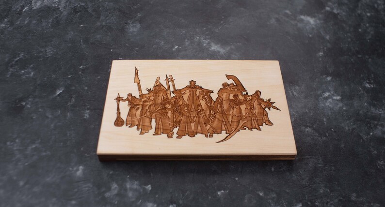 Puede incluir: Una placa de madera con una imagen grabada con l&aacute;ser de un grupo de personajes de un juego de fantas&iacute;a o una pel&iacute;cula. Los personajes est&aacute;n representados de pie, con espadas y otras armas.