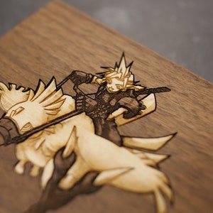 K&ouml;nnte beinhalten: Eine Holzplakette mit einem lasergravierten Bild eines Charakters aus der Final Fantasy Videospielserie, der auf einem Chocobo reitet. Der Charakter h&auml;lt ein Schwert und hat stacheliges blondes Haar.
