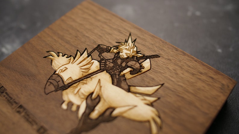 K&ouml;nnte beinhalten: Eine Holzplakette mit einem lasergravierten Bild eines Charakters aus der Final Fantasy Videospielserie, der auf einem Chocobo reitet. Der Charakter h&auml;lt ein Schwert und hat stacheliges blondes Haar.