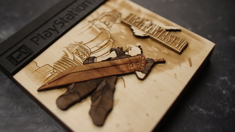 K&ouml;nnte beinhalten: Ein h&ouml;lzerner PlayStation-Spielekoffer mit einem Laser-Cut-Design eines Charakters aus Final Fantasy VII. Der Koffer ist aus hellem Holz und verf&uuml;gt &uuml;ber ein braunes Schwert und einen schwarzen Charakter.