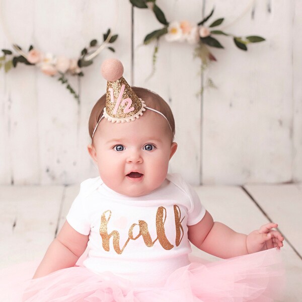 Demi-chapeau d'anniversaire | Chapeau de fête 1/2 anniversaire fille | anniversaire de 6 mois | Tenue de demi-anniversaire fille | Chapeau à paillettes dorées + détails rose bébé