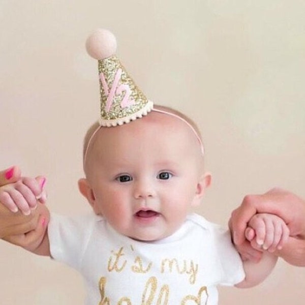 Demi-chapeau d'anniversaire | Chapeau de fête 1/2 anniversaire fille | anniversaire de 6 mois | Tenue de demi-anniversaire fille | Chapeau à paillettes dorées + détails rose bébé