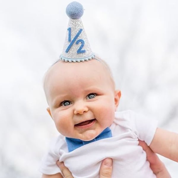 Demi-chapeau d'anniversaire | Chapeau de fête 1/2 anniversaire garçon | anniversaire de 6 mois | Tenue de demi-anniversaire garçon | Bonnet Blanc Pailleté + Bleu Bébé + Détails Piscine