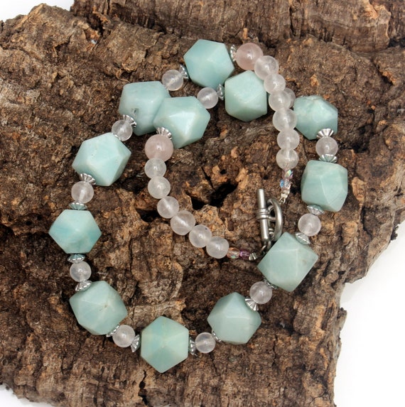 Necklace made of chrysoprase-gemstones