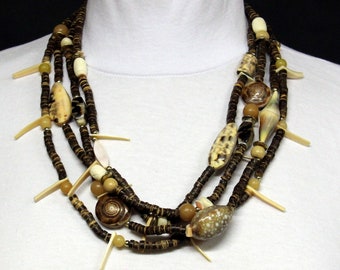 Necklace made of wooden beads and (plastic) shells