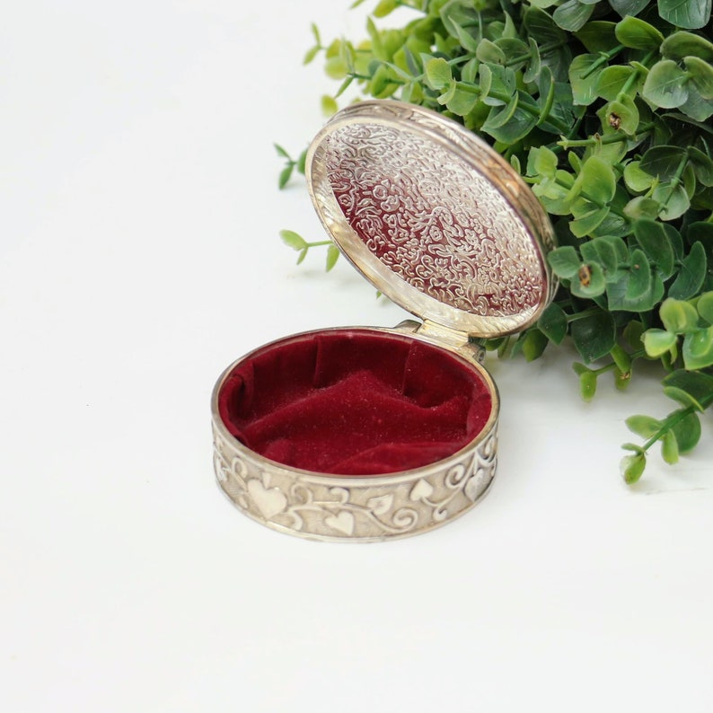 Silver coloured jewelry box with velvet lined-round