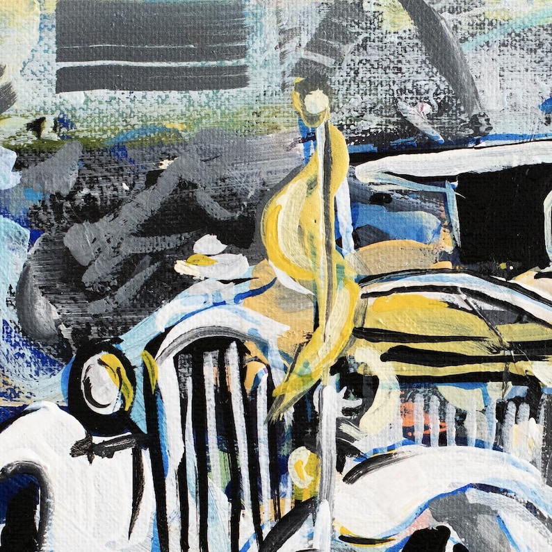 K&ouml;nnte beinhalten: Nahaufnahme eines Oldtimers, der in einem stilisierten abstrakten Stil gemalt ist. Das Auto ist wei&szlig; mit schwarzen und gelben Akzenten. Der K&uuml;hlergrill vorne ist sichtbar, sowie die Scheinwerfer und ein gelbes detailliertes Flaggenelement.