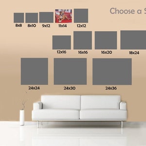 K&ouml;nnte beinhalten: Eine Wand mit verschiedenen Gr&ouml;&szlig;en grauer Bilderrahmen, mit dem Text "Choose a Size" oben. Die Rahmen sind in Reihen angeordnet, wobei die kleinsten Rahmen oben und die gr&ouml;&szlig;ten Rahmen unten sind. Die Rahmen sind alle leer, und im Vordergrund befindet sich ein wei&szlig;es Sofa.