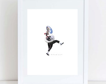 Puede incluir: Una ilustración en blanco y negro de una persona tocando una tuba. La persona lleva un uniforme negro y sostiene la tuba frente a ella. La tuba es plateada y tiene un diseño azul y blanco.