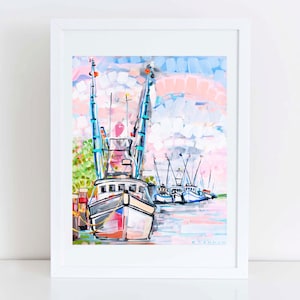 K&ouml;nnte beinhalten: Ein farbenfrohes Gem&auml;lde einer Reihe von Fischerbooten, die an einem Pier angelegt sind. Die Boote sind wei&szlig; mit blauen und roten Akzenten. Der Himmel ist eine Mischung aus Rosa, Blau und Wei&szlig;. Das Gem&auml;lde ist mit "B. Cannon" signiert.